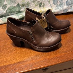 NWT born dark brown Famke clogs. Size 8